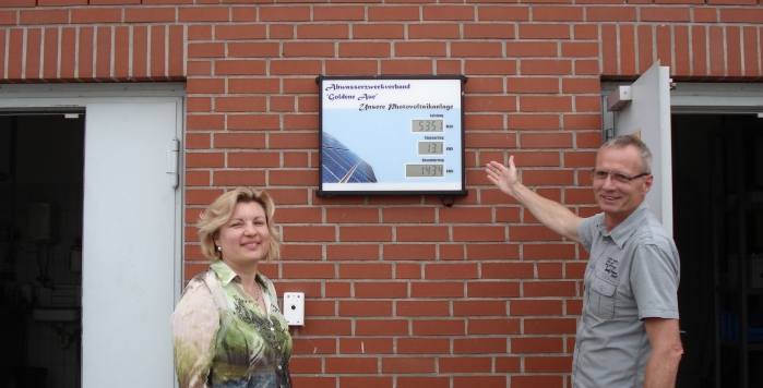 Der Verbandsvorsitzende Hans-Jürgen Weidt und Geschäftsleiterin Uta Apitius vor der digitalen Anzeigetafel